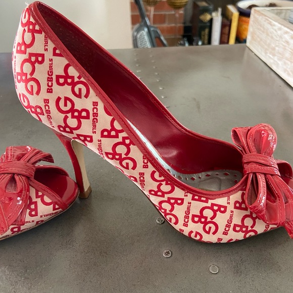 BCBGirls peep toe w/bow pumps. Red and cream. - Picture 3 of 9